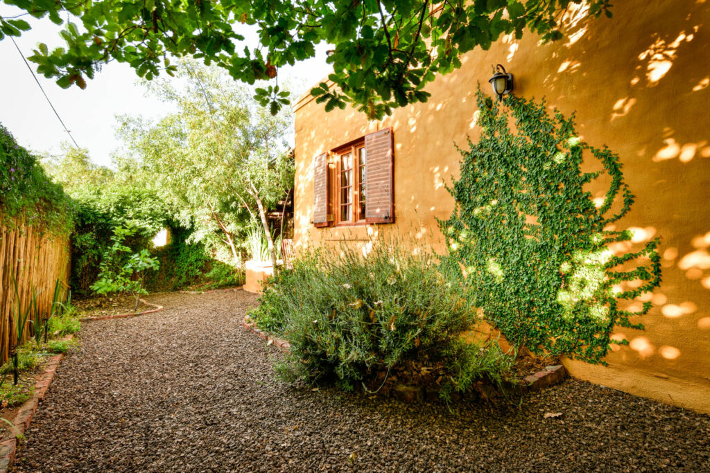 La Galleria Cottage front garden